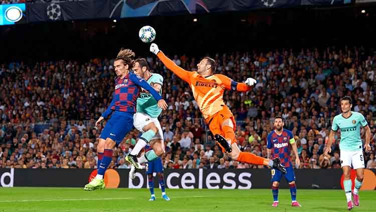 Samir Handanovic melakukan penyelamatan dari serangan Antoine Griezmann pada laga kedua fase grup Liga Champions di Camp Nou, Kamis (03/10/19). Copyright: © Quality Sport Images/Getty Images