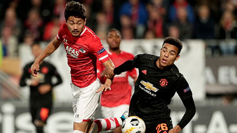 Yukinari Sugawara (kiri) sedang dikaitkan dengan Liverpool. Foto: Soccrates/Getty Images. Copyright: © Soccrates/Getty Images