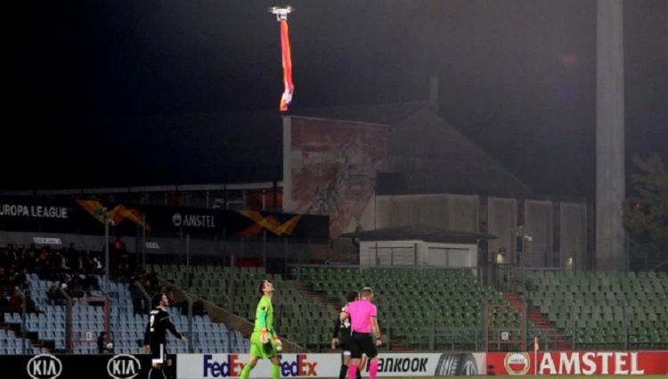 Pertandingan Dudelange vs Qarabag terhenti karena sebuah drone dengan bendera Armenia, Jumat (04/10/19) dini hari WIB. Copyright: © Sun Sport
