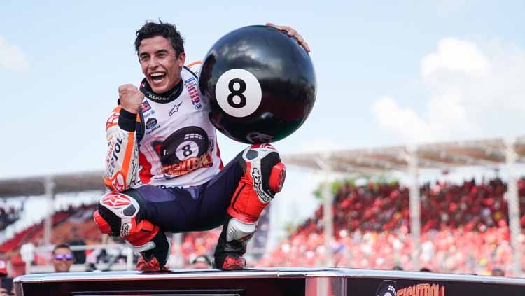 Marc Marquez selebrasi usai dipastikan juara dunia MotoGP. Copyright: © Repsol Honda Team