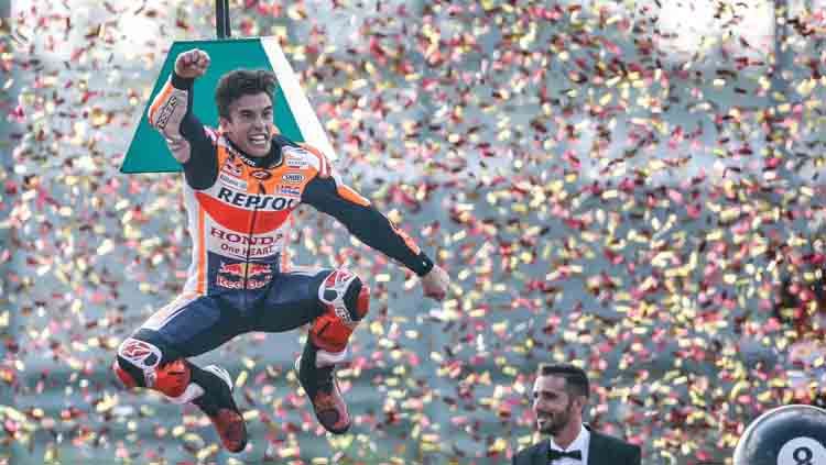 Marc Marquez melakukan selebrasi usai juara dunia MotoGP 2019. Copyright: © Repsol Honda Team