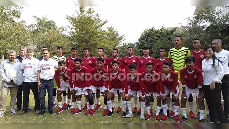 Bakat-bakat sepak bola Indonesia yang tergabung dalam program Garuda Select baru saja memainkan pertandingan uji coba menghadapi Oxford U-18, Selasa (19/11/19). Copyright: © Shintya Anya Maharani/INDOSPORT