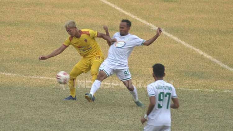 Yongki Aribowo berusaha melindungi bola dari pemain Blitar Bandung United. Copyright: © Muhammad effendi/INDOSPORT
