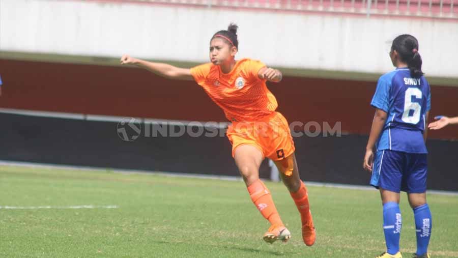 Pemain Persija Jakarta, Putri Zahra Muzdalifah jadi bintang kemenangan 2-1 atas Persib Bandung. Bomber imut itu mencetak brace dalam laga di Stadion Maguwoharjo, Rabu (09/10/19). Copyright: © Ronald Seger Prabowo/INDOSPORT