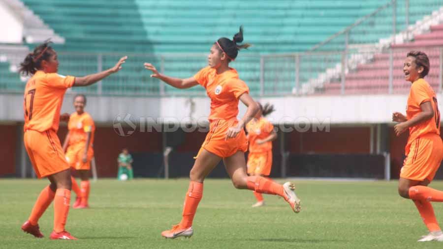 Pemain Persija Jakarta, Putri Zahra Muzdalifah jadi bintang kemenangan 2-1 atas Persib Bandung. Bomber imut itu mencetak brace dalam laga di Stadion Maguwoharjo, Rabu (09/10/19). Copyright: © Ronald Seger Prabowo/INDOSPORT