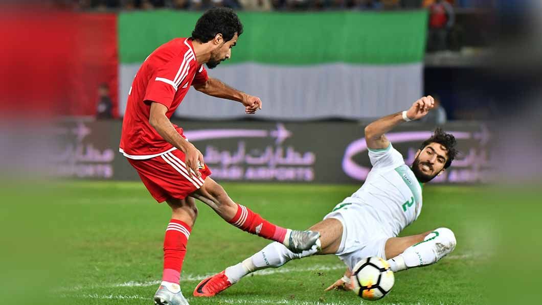 Pemain Timnas Uni Emirat Arab (UEA), Mohamed Barqesh (kiri). Copyright: © GIUSEPPE CACACE/AFP/Getty Images