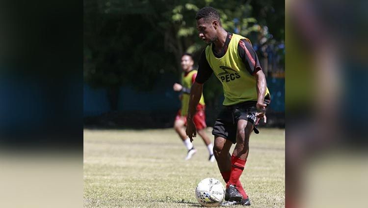 Salah satu striker Persipura U-20, Daud Kareth yang menjalani latihan bersama Persipura Senior. Foto: Official Persipura. Copyright: © Persipura Official