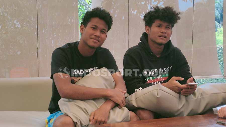 Bagas Kaffa (kiri) mendukung penuh saudara kembarnya, Bagus Kahfi (kanan), yang sempat dipanggil ke pemusatan latihan Timnas Indonesia. Copyright: © Martin Gibsian/INDOSPORT