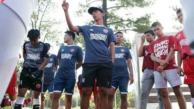 Pelatih klub Liga 1, PSM Makassar U-16, Muhammad Irfan Rahman, memberikan arahan kepada pemainnya. Copyright: © @akademipsmmakassar