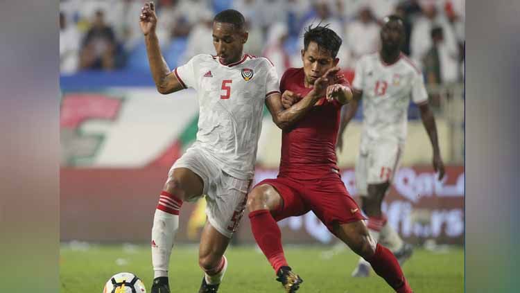 Andik Vermansah (kanan) tengah berebut bola dengan Ali Salmeen (kiri) pada laga UEA vs Timnas Indonesia di Kualifikasi Piala Dunia 2022, Kamis (10/10/19). Copyright: © AFC