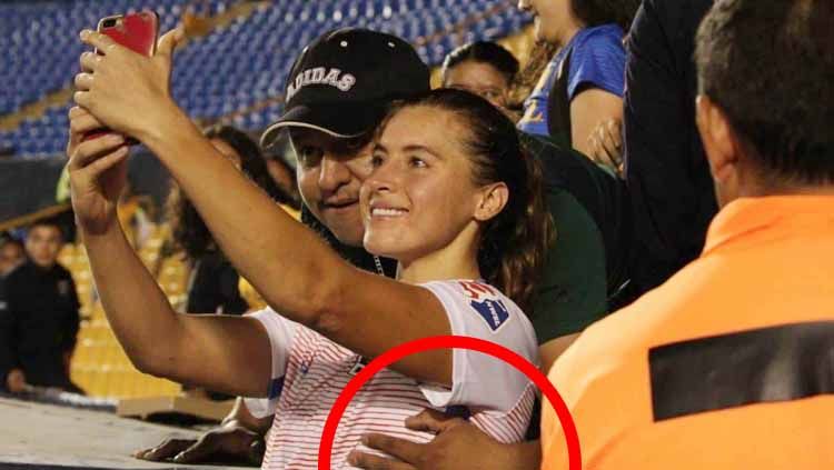 Dalah sesi foto salah satu fans tampak memegang buah dada Sofia Huerta. Copyright: &copy; INFO7