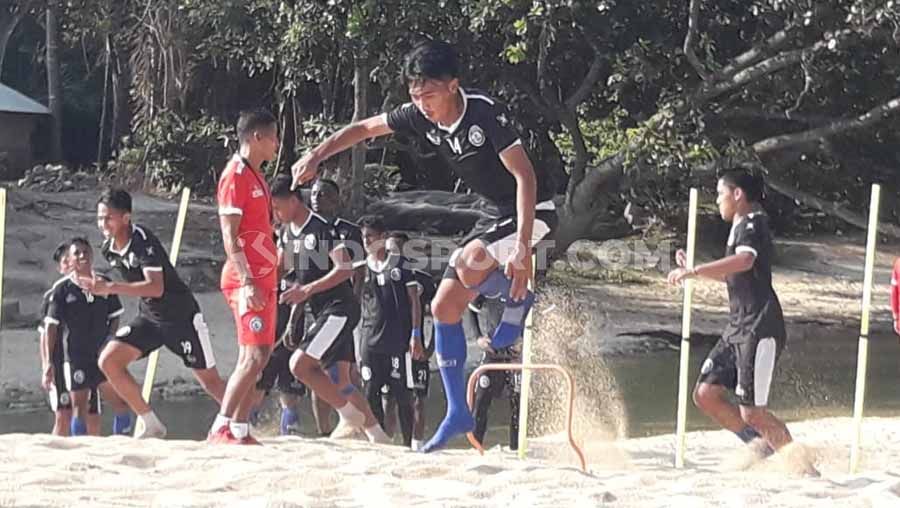 Skuat Arema FC menjalani program TC dalam mengisi jeda kompetisi di Wisata Pantai Balekambang Kabupaten Malang. Copyright: © Ian Setiawan/INDOSPORT