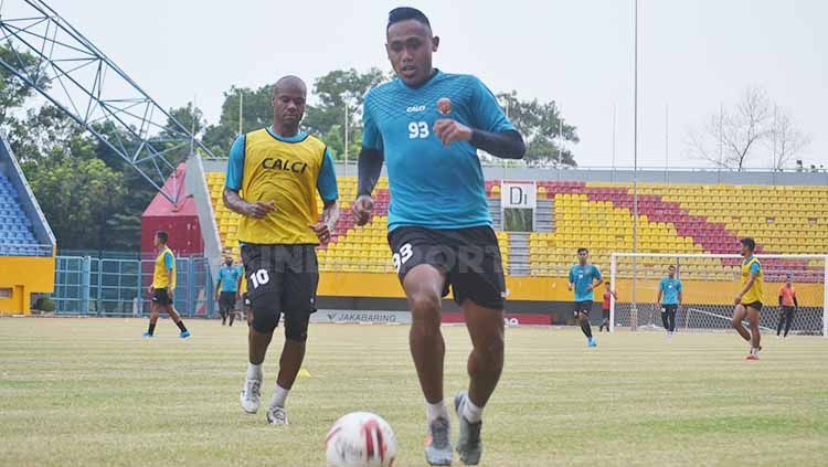 Striker Sriwijaya FC Ahmad Ihwan menjalani latihan beberapa waktu lalu. Copyright: © Muhammad effendi/INDOSPORT