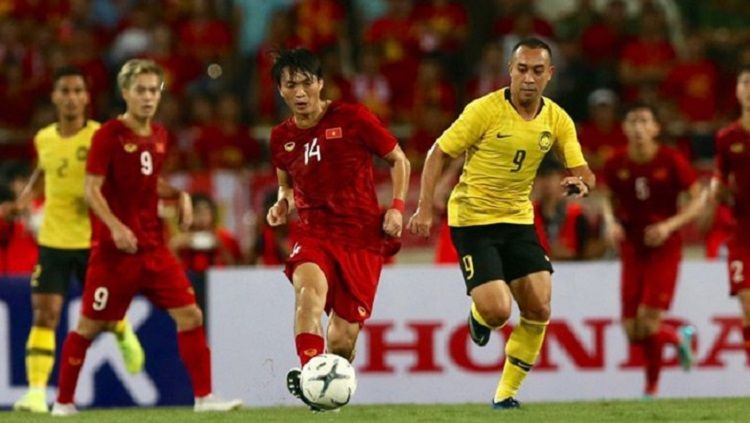 Gelandang Timnas Vietnam, Nguyen Tuan Anh, dalam pertandingan melawan Malaysia. Copyright: © Bongda.vn