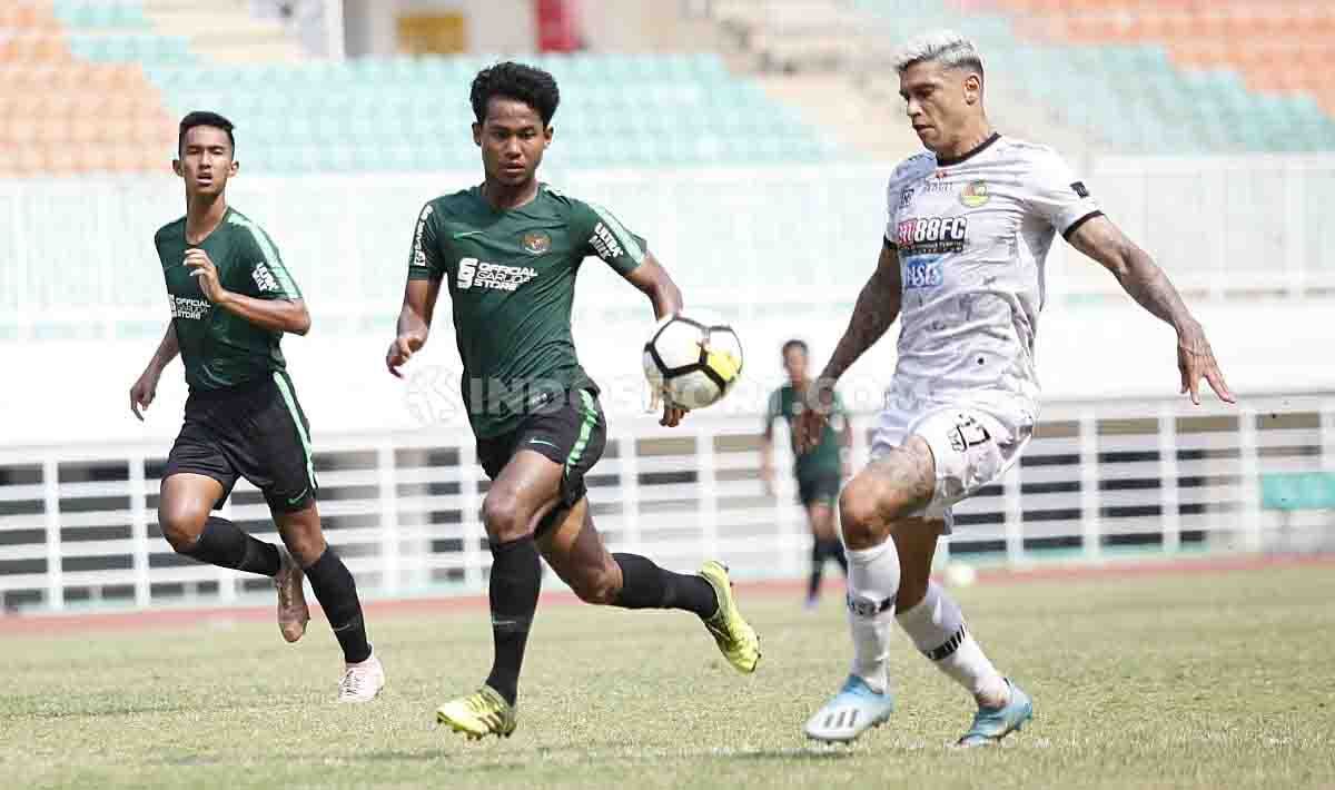 Ciro Alves berusaha merebut bola dari salah satu pemain timnas Indonesia U-19. Copyright: © Herry Ibrahim/INDOSPORT