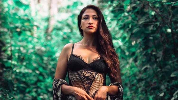 Terdapat tiga aktris cantik Indonesia yang diketahui menggilai Liverpool yang baru saja menjuarai Liga Inggris 2019-2020, termasuk Rahma Azhari. Copyright: © raazharita