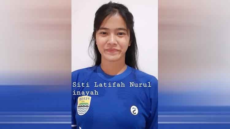 Pemain Persib Putri, Siti Latifah Nurul melelang dua jersey miliknya. Copyright: © PSSI