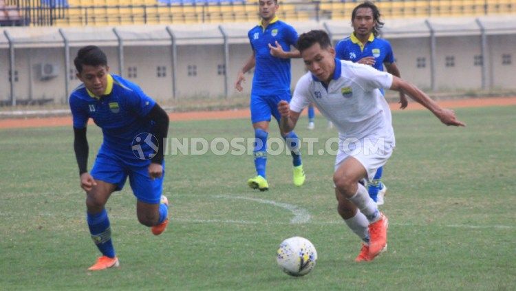 Febri Hariyadi berusaha mengejar Erwin Ramdani dalam sesi internal game Persib Bandung, Sabtu (12/10/19) sore. Copyright: © Arif Rahman/INDOSPORT