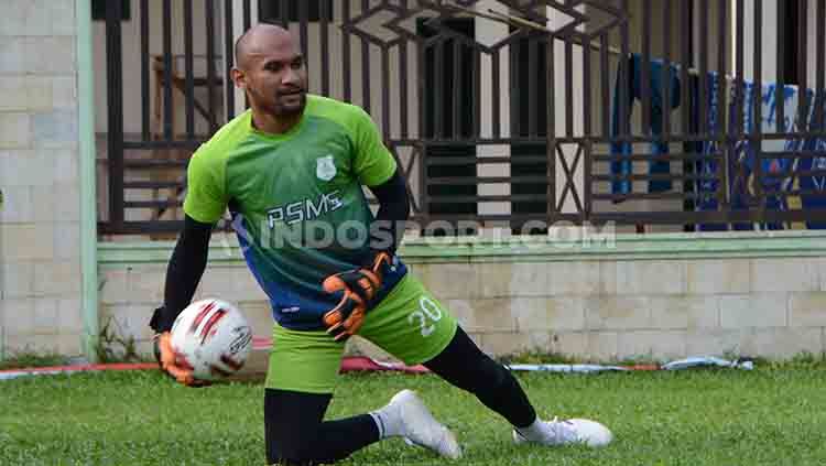 Penjaga gawang PSMS Medan, Alfonsius Kelvan. Copyright: © Aldi Aulia Anwar/INDOSPORT