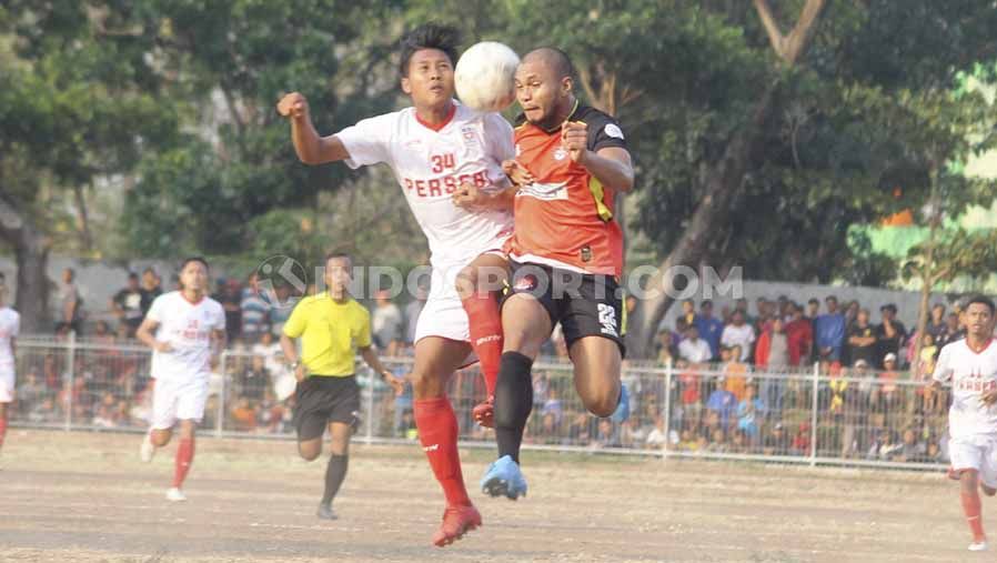 Pemain Persekat (merah) dan Persebi berebut bola dalam leg kedua semifinal Liga 3 di Stadion Gelora Tri Sanja, Slawi, Kabupaten Tegal, Minggu (13/10/19). Copyright: © Ronald Seger Prabowo/INDOSPORT