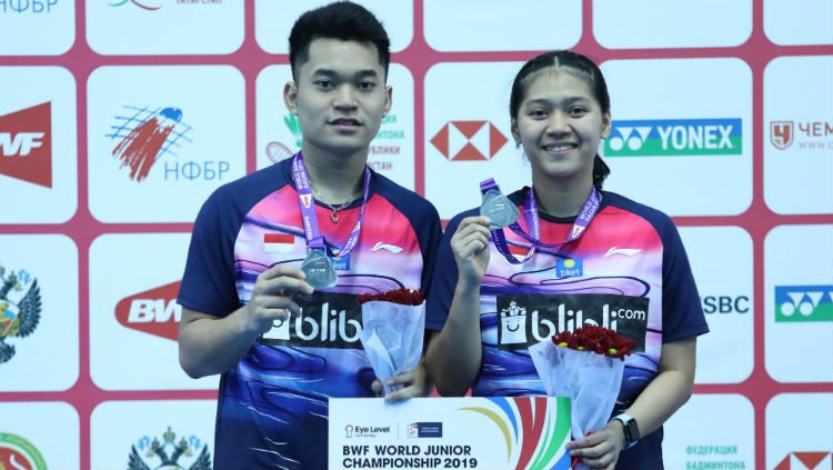 Bintang muda bulutangkis, Leo Rolly Carnando dan Indah Cahya Sari Jamil membuah heboh badminton lovers di media sosial soal undangan tunangan. Copyright: © Humas PBSI