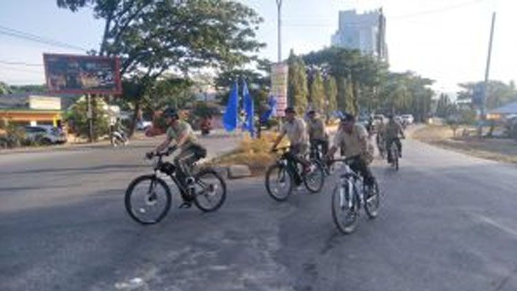 Eks Dandim 1417 Kendari Kolonel Kav Hendi Suhendi mengajak para anggota TNI gowes. Copyright: © kodim1417.kodam14hasanuddin-tniad.mil.id