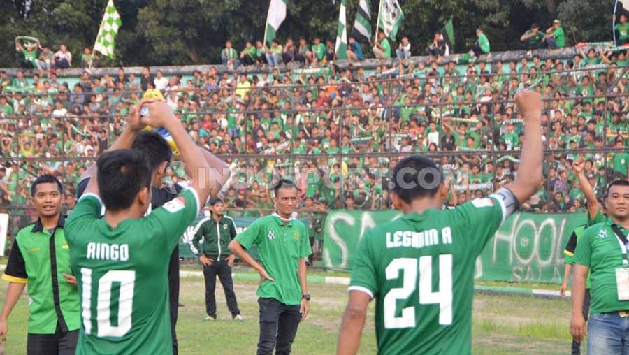 Para pemain PSMS Medan memberikan salam hangat kepada suporter di Stadion Teladan, Medan. Copyright: © Aldi Aulia Anwar/INDOSPORT