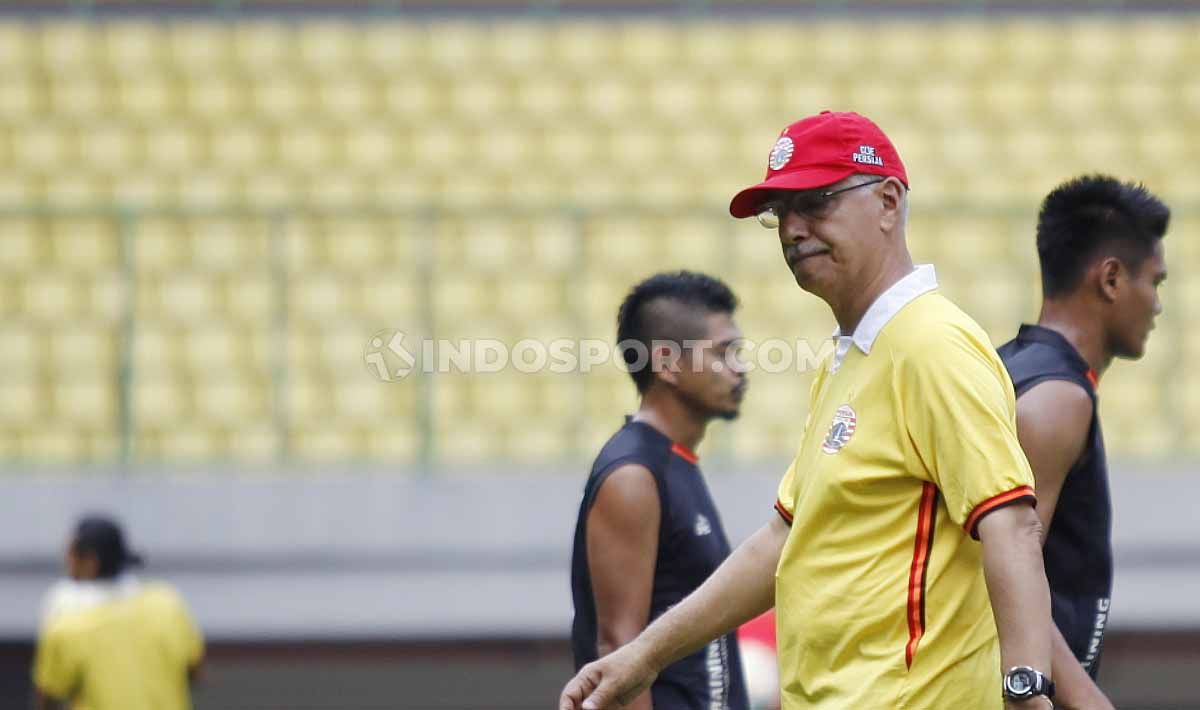 Sebelum gabung Borneo FC, pelatih asing asal Brasil, Edson Tavares dapat pesan Whatsapp misterius dari China. Copyright: © Herry Ibrahim/INDOSPORT