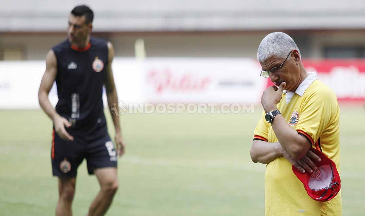 Pelatih Persija Jakarta Edson Tavares dan official training tim jelang pertandingan tunda Liga 1 melawan Semen Padang di Stadion Patriot Candrabhaga, Bekasi, Selasa (15/10/19). Copyright: © Herry Ibrahim/INDOSPORT