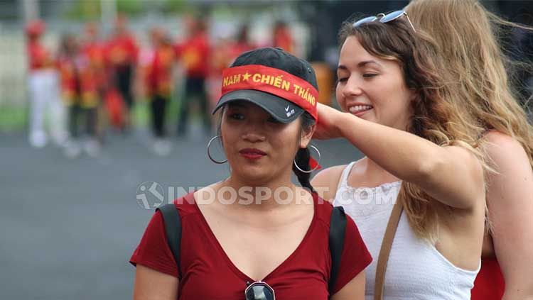 Rombongan suporter Timnas Vietnam tiba di Stadion Kapten I Wayan Dipta Gianyar untuk menyaksikan laga Kualifikasi Piala Dunia 2022 kontra Timnas Indonesia. Copyright: © Nofik Lukman Hakim/INDOSPORT