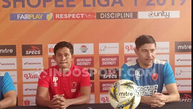 Rizky Pellu dan Darije Kalezic mewakili PSM Makassar pada Pre Match Press Conference melawan Arema FC. Copyright: © Adriyan Adirizky Rahmat/INDOSPORT