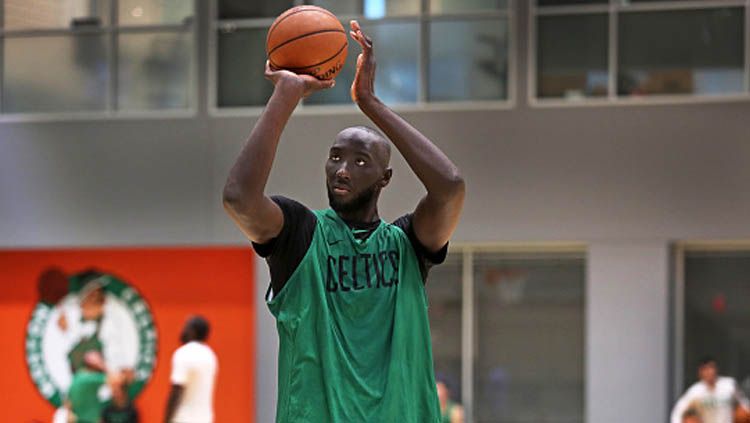 Pemain rookie, Tacko Fall memikat perhatian klub NBA Boston Celtics. Ia pun akhirnya dihadiahi two-way kontrak oleh Celtics. Copyright: © Boston Globe/GettyImages