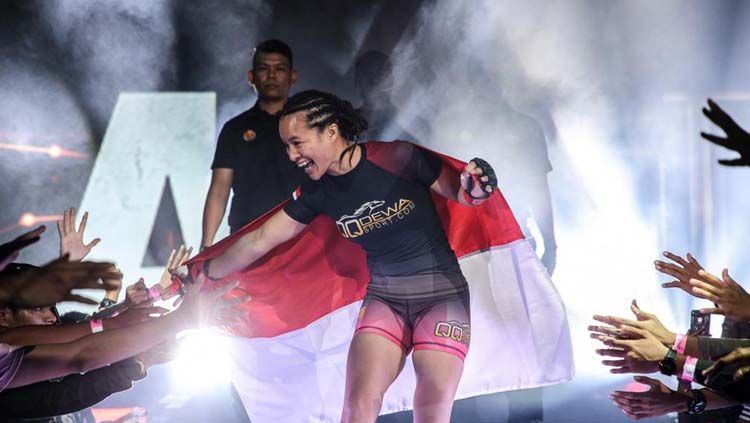 Berikut ini ada aksi luar biasa dari atlet MMA berdarah Batak Priscilla Hertati dalam momen ikut rayakan ulang tahun Persatuan Bangsa-Bangsa (PBB) ke-75. Copyright: © Media Humas MMA
