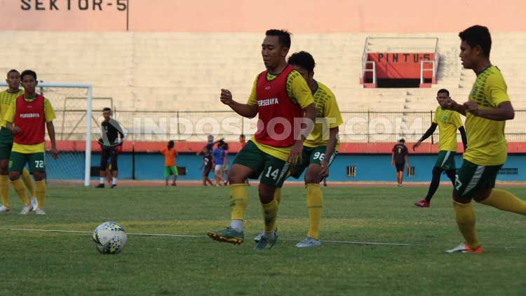 Pemain Persebaya saat latihan di Stadion Gelora Delta, Sidoarjo pada Selasa (15-10-19) Copyright: © Fitra Herdian/INDOSPORT