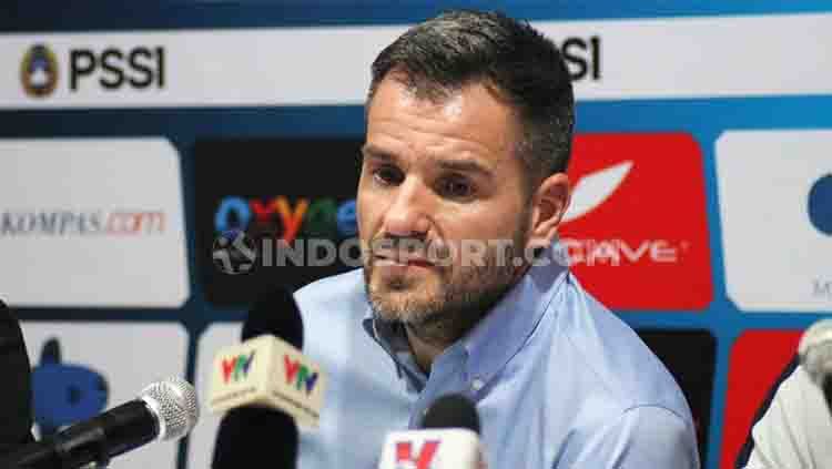 Eks pelatih Timnas Indonesia, Simon McMenemy, kembali curhat ke media asing mengenai kekecewaannya terhadap suporter sepak bola Indonesia. Copyright: © Nofik Lukman Hakim/INDOSPORT