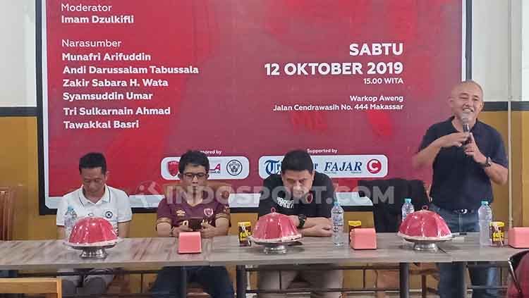 Syamsuddin Umar (berdiri paling kanan) saat menjadi pembicara pada dialog 'Ada Apa Dengan PSM?' yang diadakan oleh kelompok suporter Red Gank. Copyright: © Adriyan Adirizky/INDOSPORT