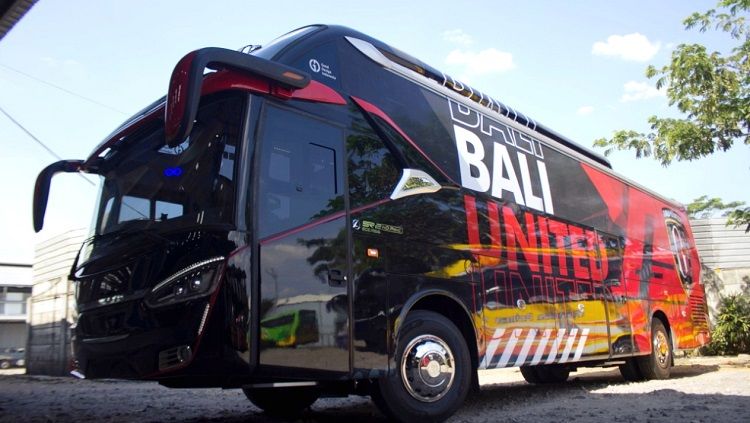Bali United resmi memperkenalkan official bus yang akan membawa para pemain di perjalanan darat. Copyright: © baliutd.com