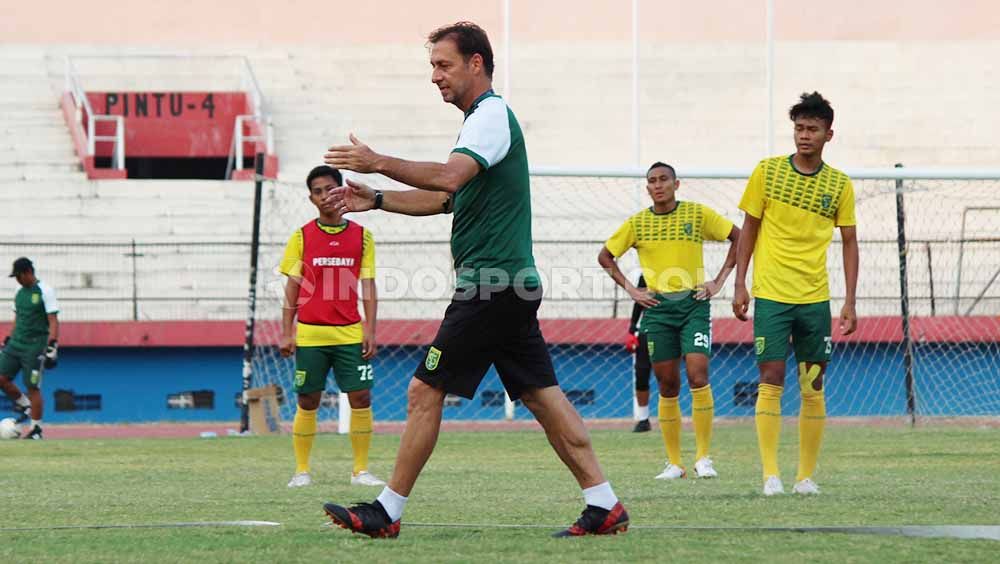 Wolfgang Pikal saat memimpin latihan Persebaya di Stadion Gelora Delta, Sidoarjo, Selasa (15/10/19). Copyright: © Fitra Herdian/INDOSPORT