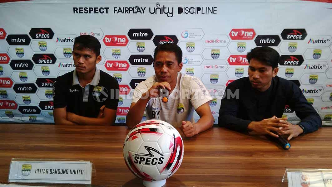 Pelatih Blitar Bandung United, Budiman (tengah) saat konferensi pers di Graha Persib, Jalan Sulanjana, Kota Bandung, Rabu (16/10/2019). Copyright: © Arif Rahman/INDOSPORT