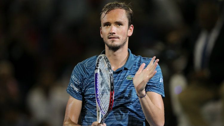 Daniil Medvedev mengaku bisa sedikit lebih santai ketika bermain melawan Novak Djokovic ketimbang Rafael Nadal. Copyright: © Lintao Zhang/Getty Images