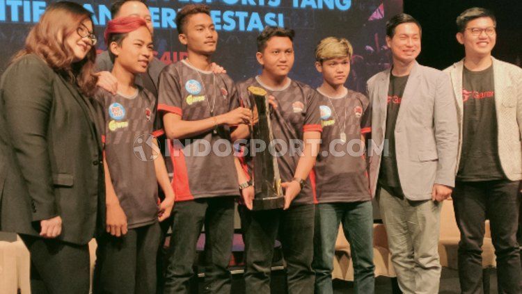 Dranix eSports keluar sebagai juara pada final Free Fire Indonesia Masters 2019 di Tennis Indoor Senayan, Minggu (13/10/19) lalu. Copyright: © Martin Gibsian/INDOSPORT