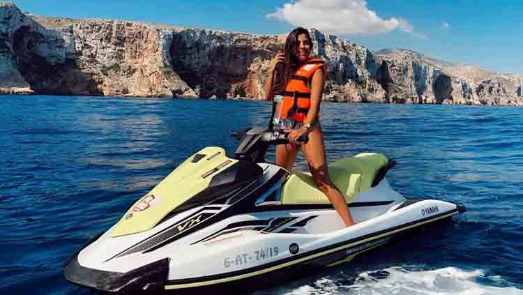 Anak Luis Milla, Paula Milla tengah bermain jetski. Copyright: © paulitamilla3
