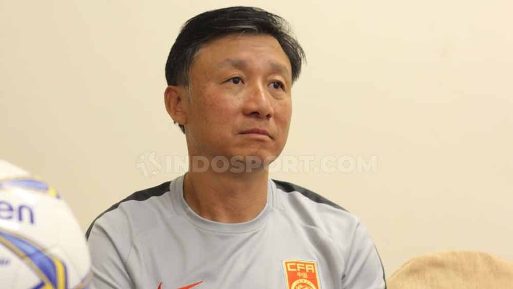 Pelatih Timnas China U-19 Yaodong Cheng menjelaskan alasan dipilihnya Timnas Indonesia U-19 sebagai lawan uji coba. Copyright: © Fitra Herdian/INDOSPORT