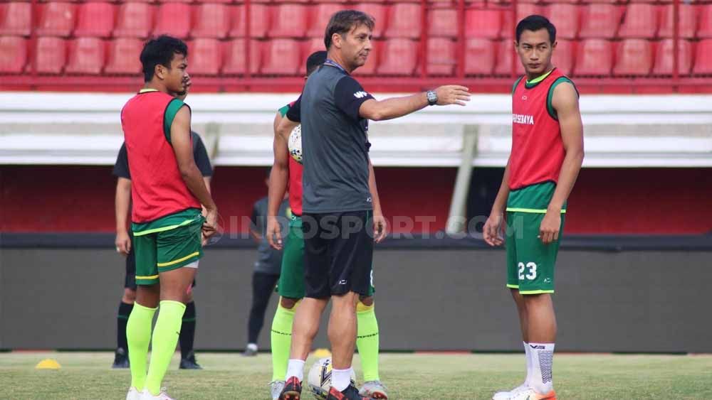 Pelatih Persebaya Surabaya, Wolfgang Pikal saat memimpin latihan menjelang laga Liga 1 2019, Kamis (17/10/19). Copyright: © Nofik Lukman Hakim/INDOSPORT