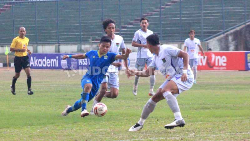 Pemain Blitar Bandung United berebut bola, Rezam mencoba melewati pemain Persita Tangerang pada pertandingan Liga 2 2019 di Stadion Siliwangi, Kota Bandung, Kamis (17/10/2019). Copyright: © Arif Rahman/INDOSPORT