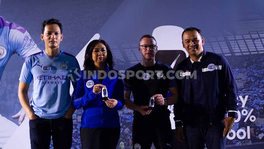 Aktor Indonesia Fedi Nuril dan legenda sepak bola Paul Dickov turut hadir di acara Manchester City Trophy Tour 2019. Copyright: © Ergian Pinandita/INDOSPORT
