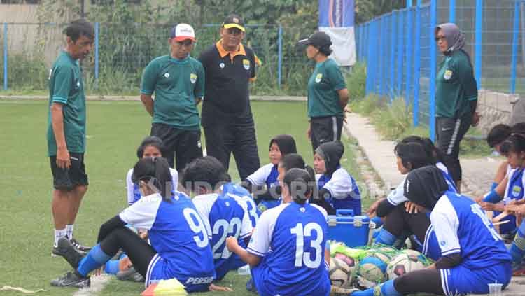 Pemain Persib Putri mendapat pengarahan dari pelatih Iwan Bastian di Lapangan Lodaya, Kota Bandung beberapa bulan yang lalu. Copyright: © Arif Rahman/INDOSPORT