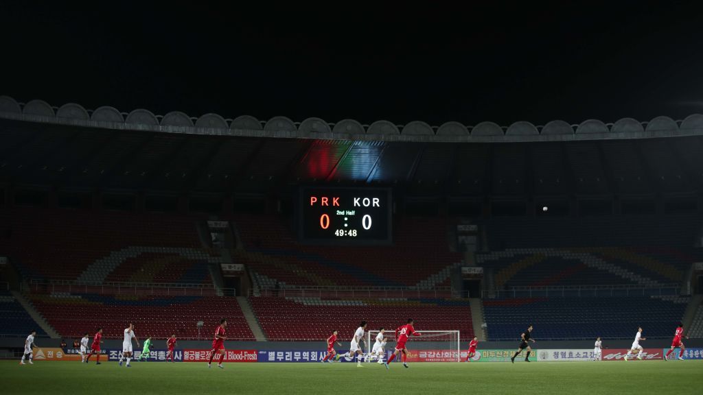 Kondisi Stadion Kim Il Sung yang sepi di laga kualifikasi Piala Dunia 2020 antara Korea Utara vs Korea Selatan Copyright: © Korea Football Association via Getty Images