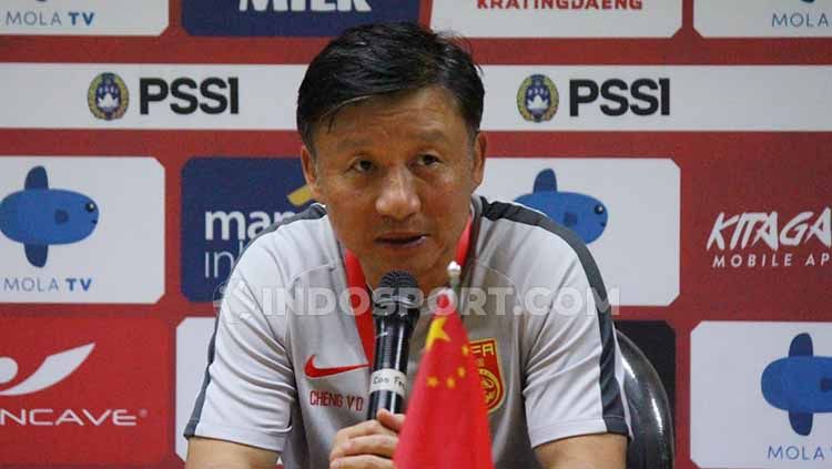 Pelatih Timnas China U-19, Yaodong Cheng saat jumpa pers usai laga uji coba melawan Timnas Indonesia U-19 di Stadion GBT, Kamis (17/10/19) malam. Foto: Fitra Herdian/INDOSPORT Copyright: © Fitra Herdian/INDOSPORT