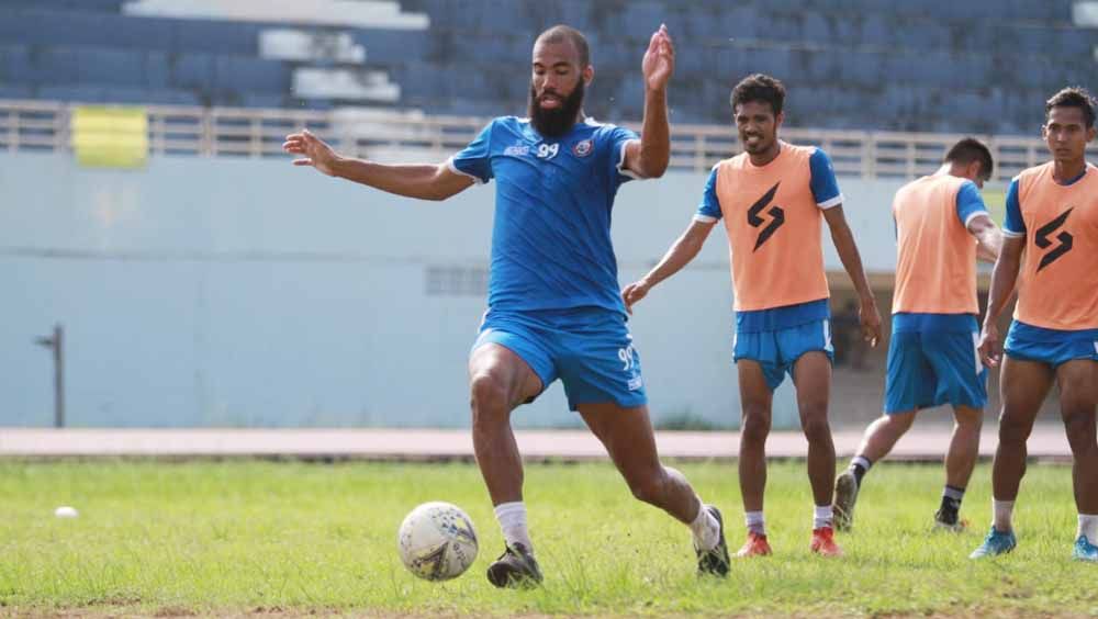 General Manager Arema FC, Ruddy Widodo mengatakan bahwa nasib ketiga pemain asingnya masih bergantung pada pelatih baru. Copyright: © Media Officer Arema